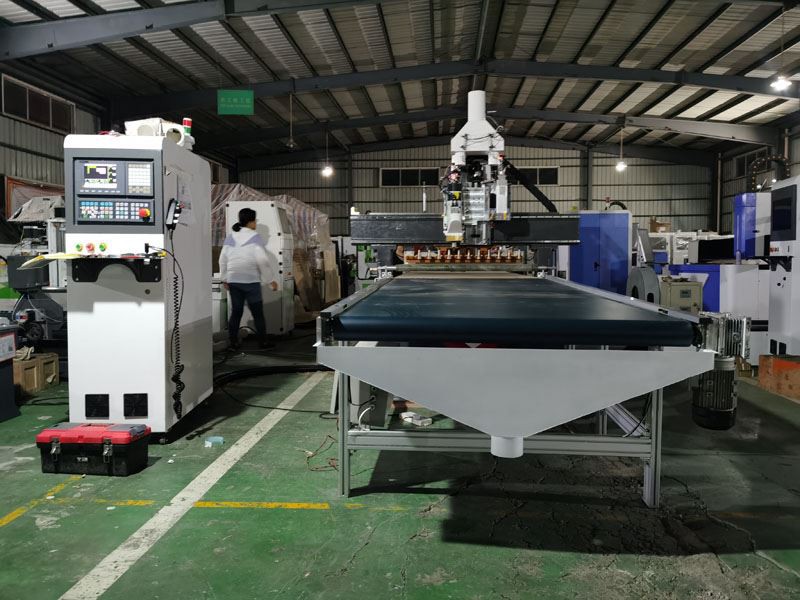 Atc cnc router with loading and unloading 