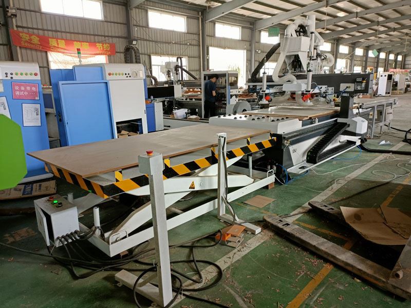 Atc cnc router with loading and unloading 