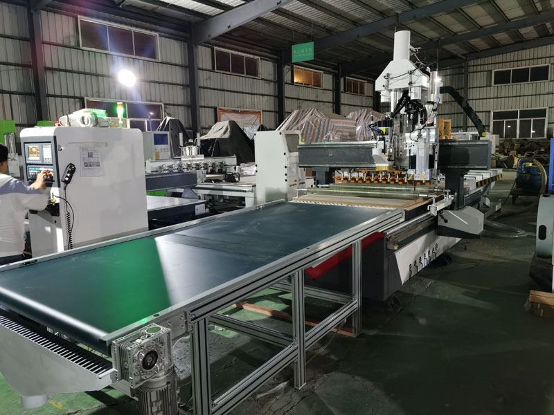 Atc cnc router with loading and unloading 