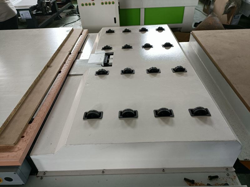 Atc cnc router with loading and unloading 