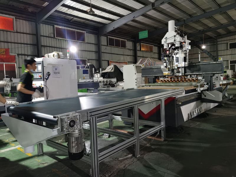 Atc cnc router with loading and unloading 