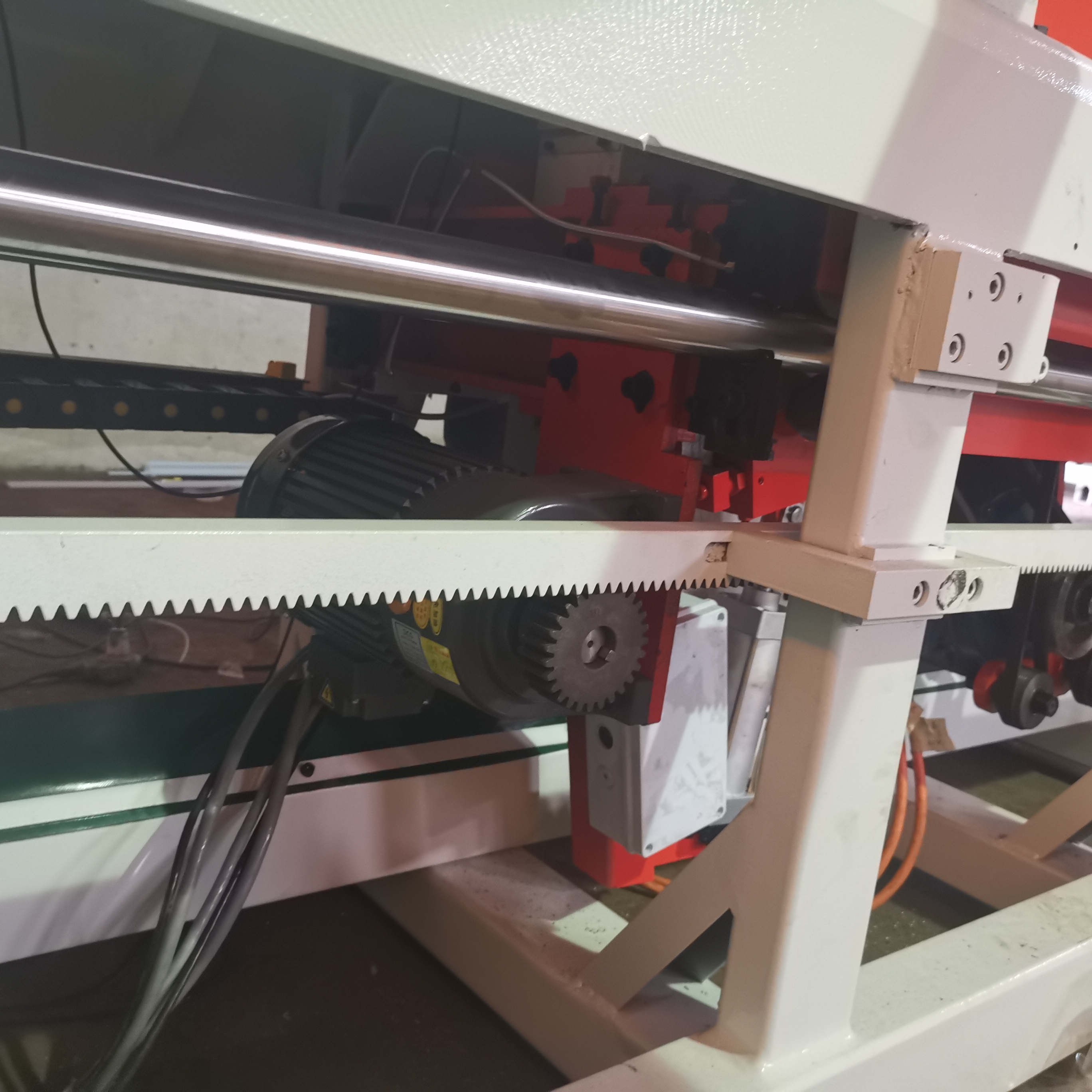 Electronic cutting saw